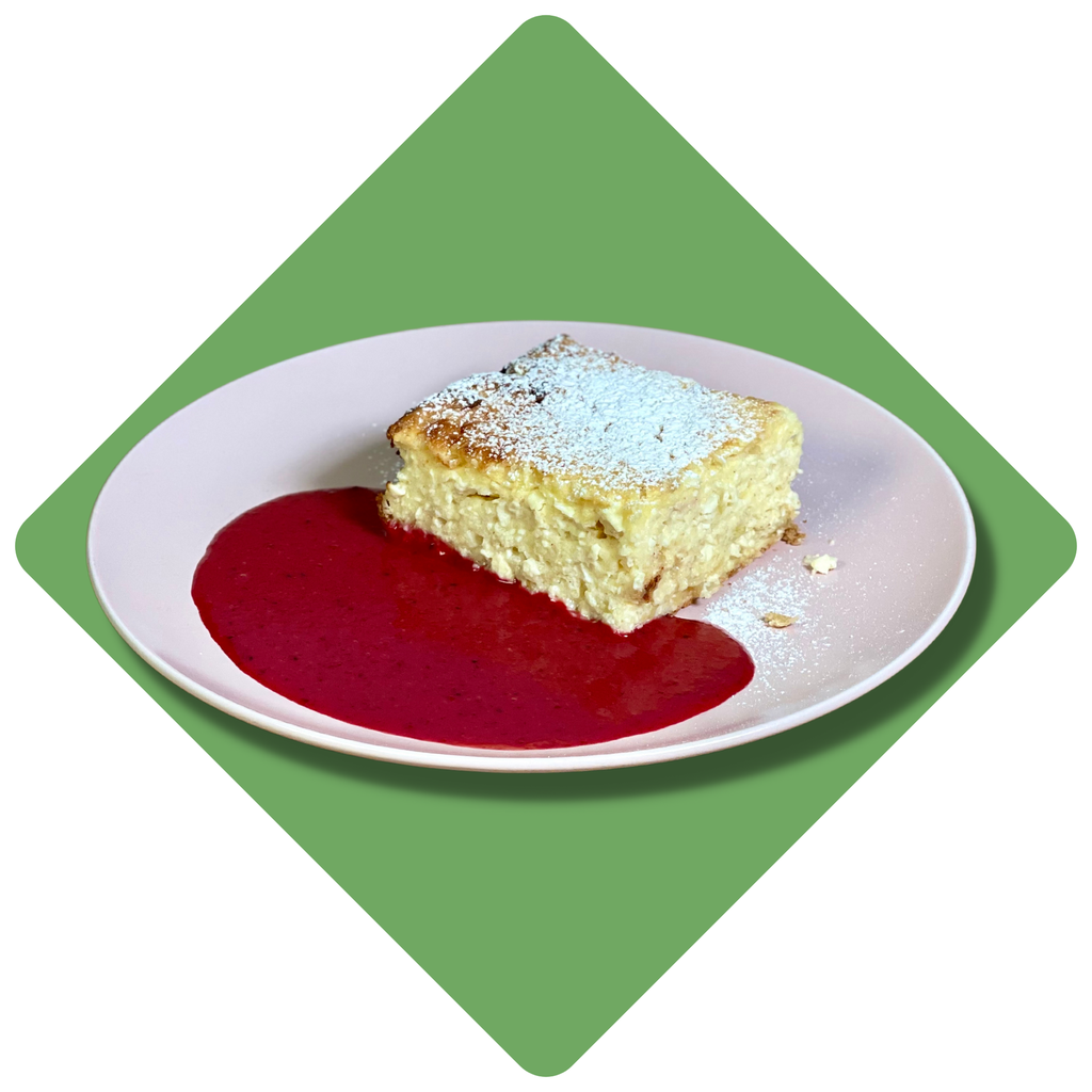 Varškės apkepas su kokosais patiekiamas su uogų jogurtu... (N)